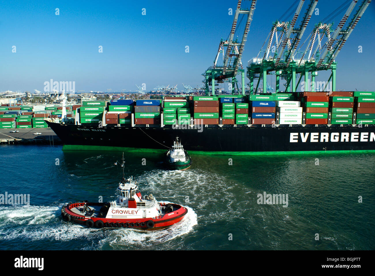 Containerschiff am Dock mit Kränen und Schlepper, Hafen von Los Angeles, Kalifornien Stockfoto
