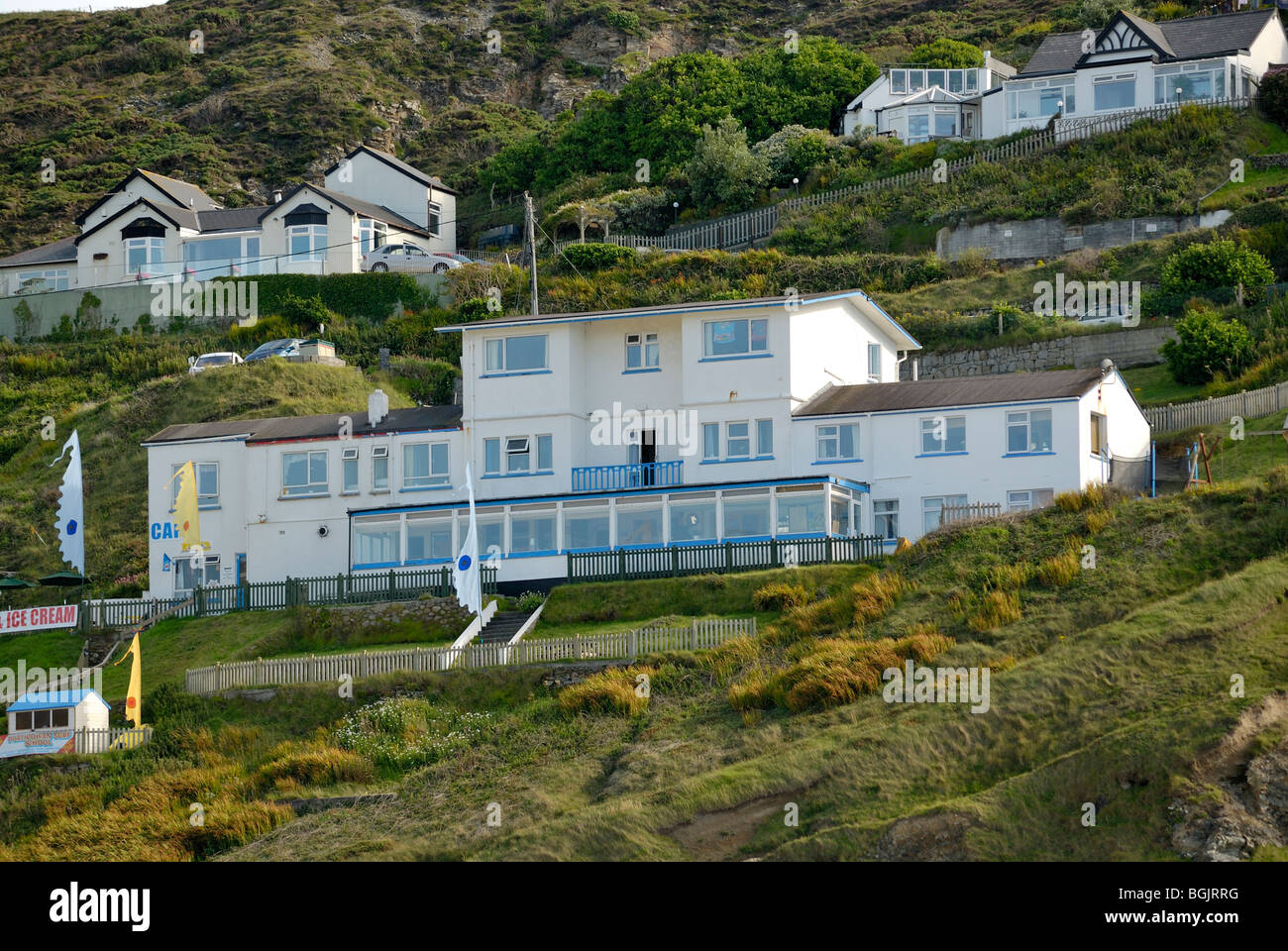Cliff das erste Haus in der Nähe von Strand von Cornwall UK Stockfoto