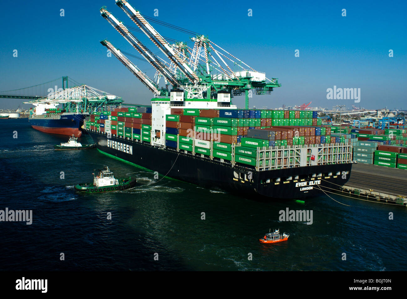 Containerschiffe am Dock mit Schleppern, Hafen von Los Angeles, Kalifornien Stockfoto