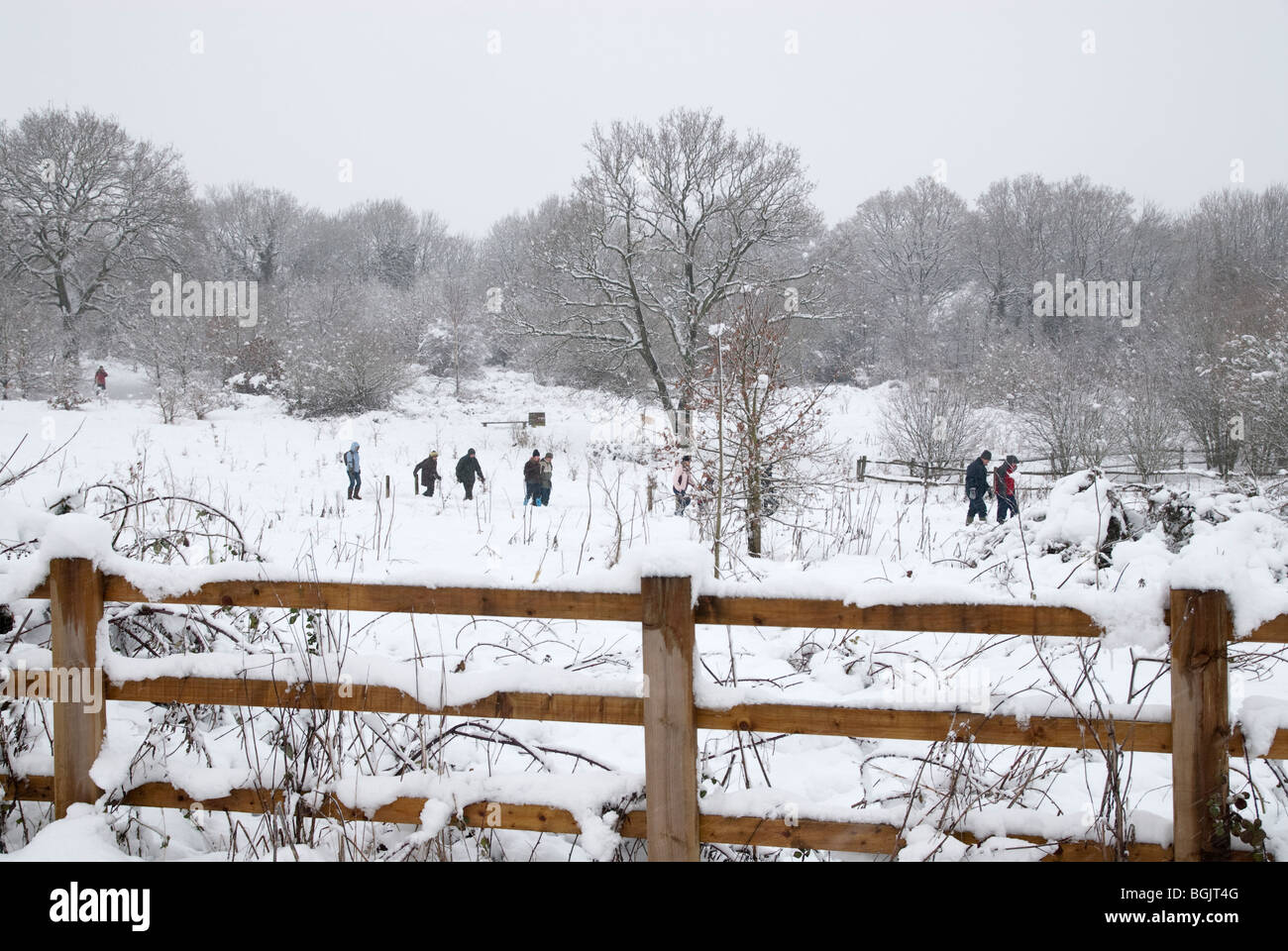 Familiengruppen zu Fuß über Schnee bedeckt Feld. Major Schneefall A3 Bereich von Hampshire Januar 2010 Stockfoto