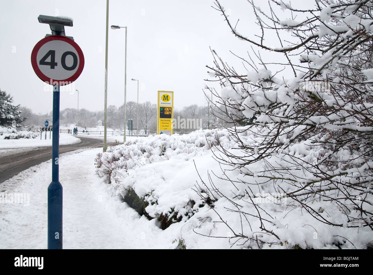 Morrisons Supermarkt Sigb und 40 Tempolimit unterzeichnen im Schnee. Major Schneefall A3 Bereich von Hampshire Januar 2010 Stockfoto