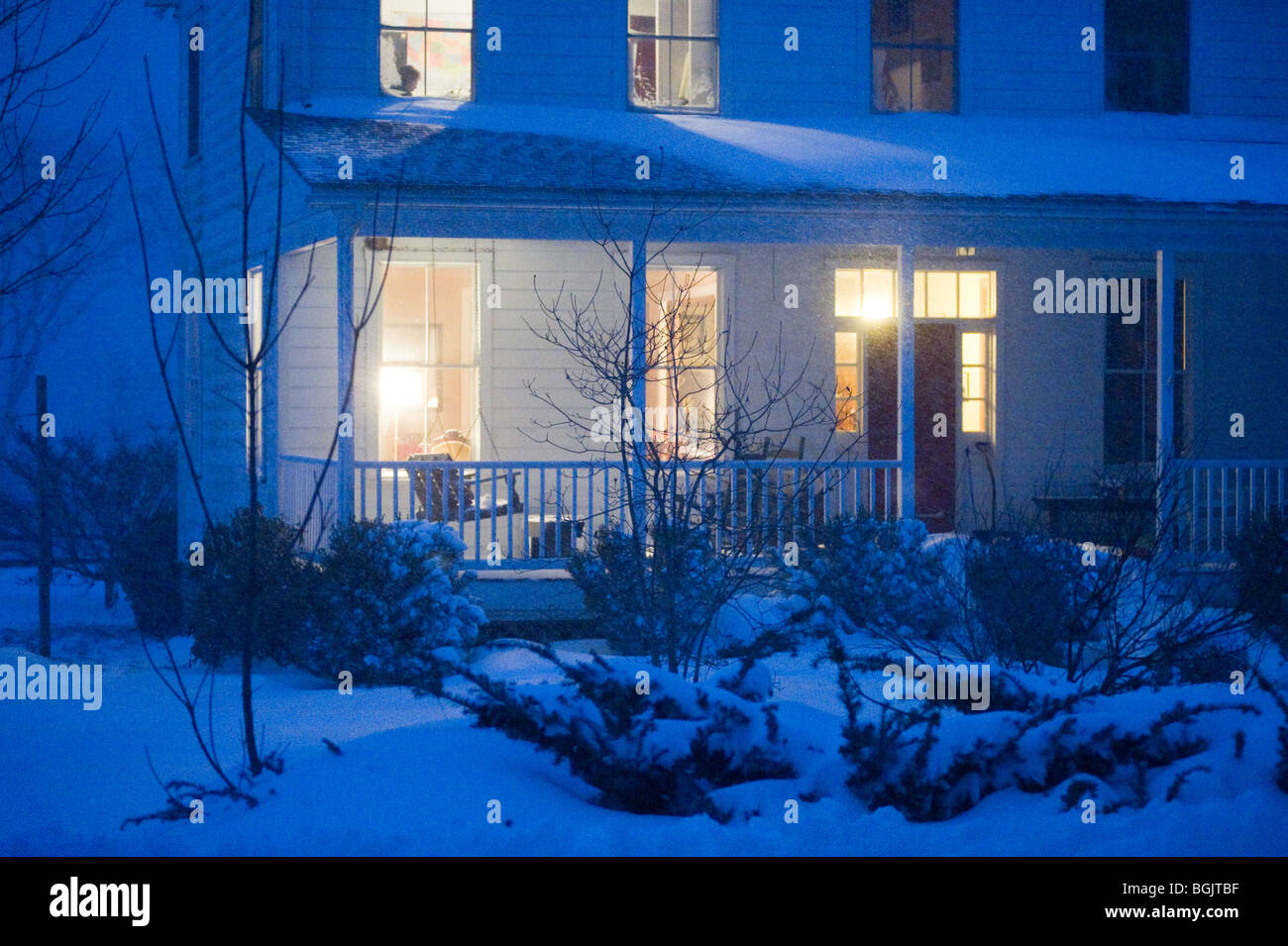 Haus im Schnee in der Nacht Stockfoto