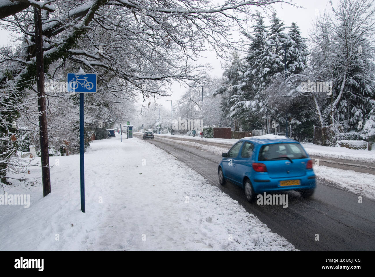 Schnee Covewred Radweg mit Verkehr auf angrenzenden Straße bewegt.  Major Schneefall A3 Bereich von Hampshire Januar 2010 Stockfoto