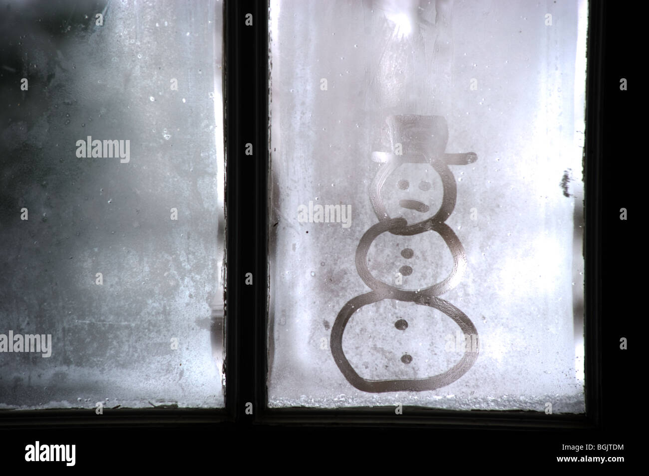 Schneemann-Bild auf frostigen Fenster Stockfoto