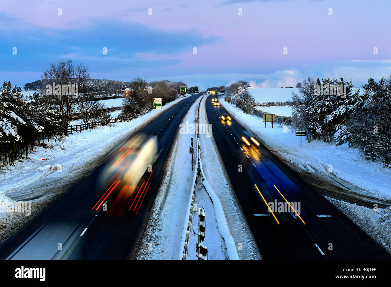 Verschwommenes Bild Bewegung des schnell fließenden Verkehrs auf dual Durchfahrt im winter Stockfoto