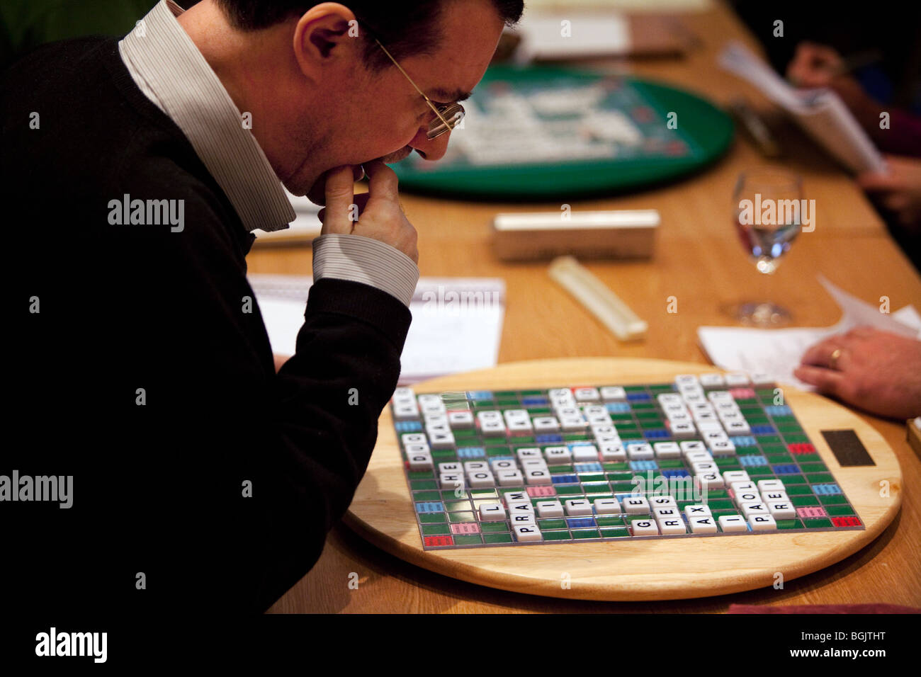 Ein Wettbewerber bei den UK Scrabble Championships in Coventry, UK 2010 Stockfoto