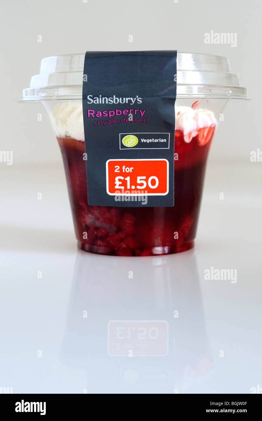 Sainsbury's vegetarische Himbeere "Royal Dessert" in einem durchsichtigen Kunststoff Karton Stockfoto