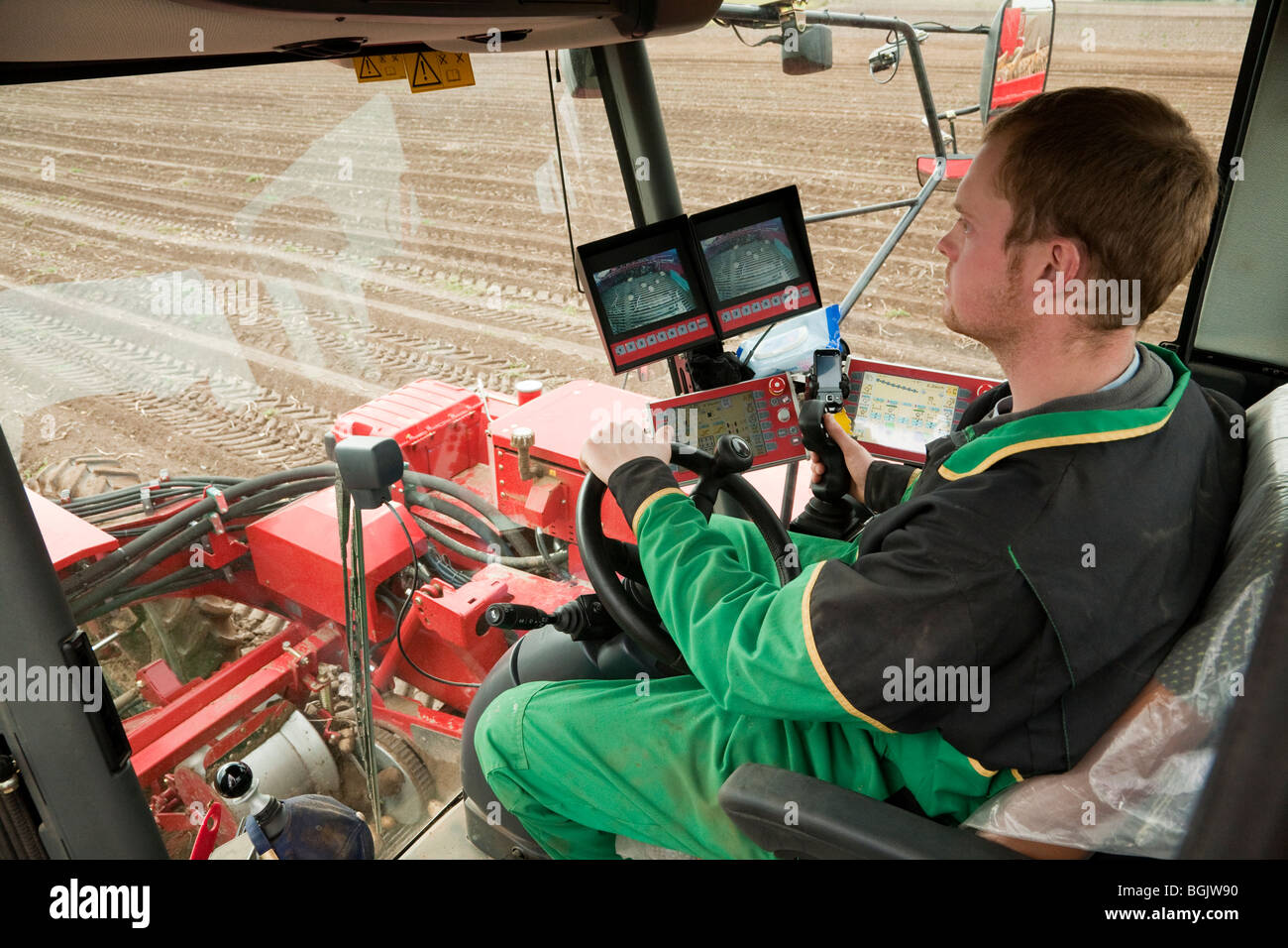 Das Kabineninnere von einem Kartoffelroder Computer und Monitor Bildschirme zeigen, während eine Ernte von Kartoffeln heben Stockfoto