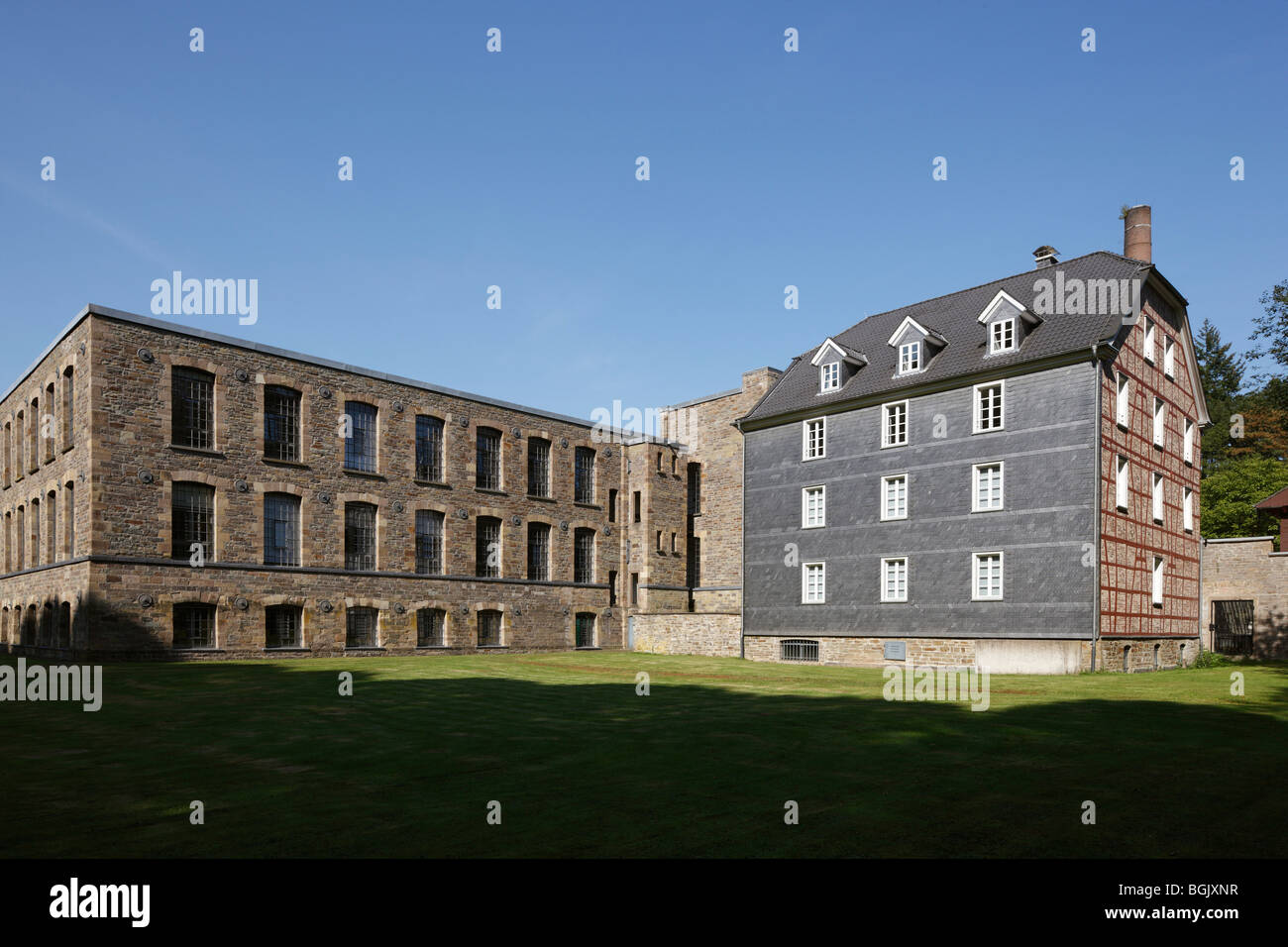 Engelskirchen, Dependance Baumwollspinnerei Ermen & Engels, LVR-Industriemuseum, Baumwolllager (Rechts) Und Das Heutige Rathaus Stockfoto