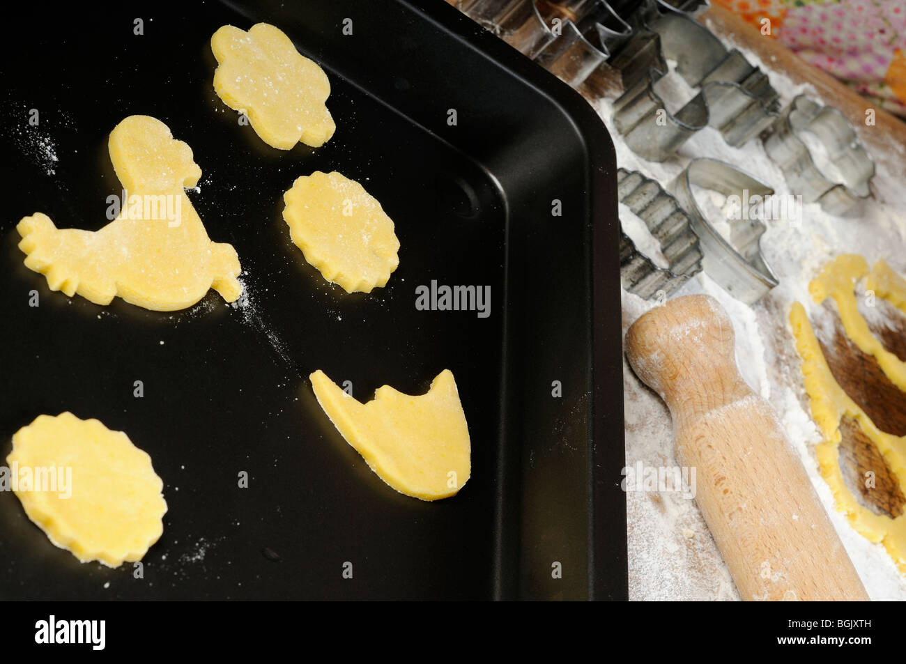 Stock Foto von anders geformten Cookies auf ein Backblech. Stockfoto