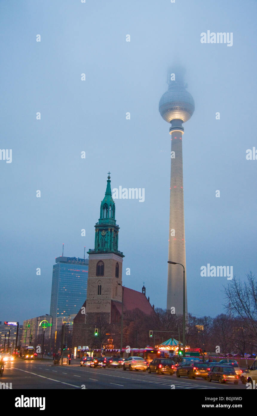 Fernsehturm am Alexanderplatz, Berlin (Fernsehturm am Alexanderplatz, Berlin) und Str. Marys Kirche (Sankt St. Marienkirche) Stockfoto