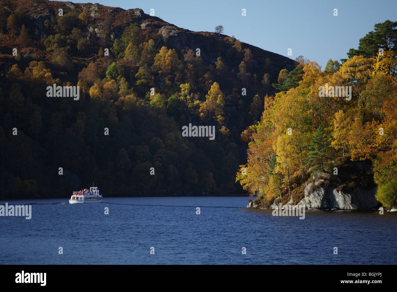 Herbst am Loch Katrine das Wasserreservoir Glasgow in Loch Lomond & Trossachs National Park, Schottland, Großbritannien Stockfoto