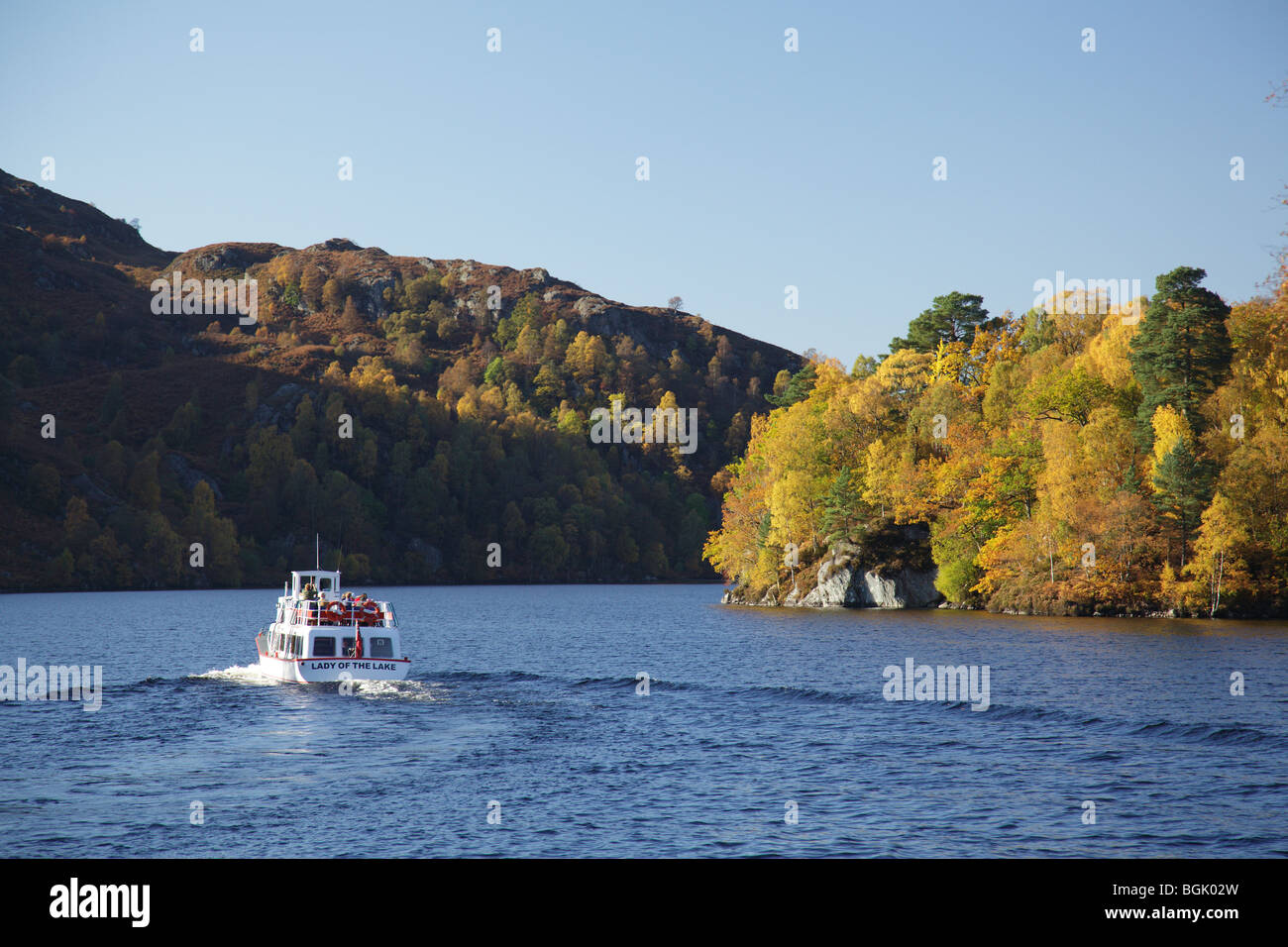 Loch Katrine im Herbst, ein Wasserreservoir für Glasgow im Loch Lomond and Trossachs National Park, Stirling, Schottland, Großbritannien Stockfoto