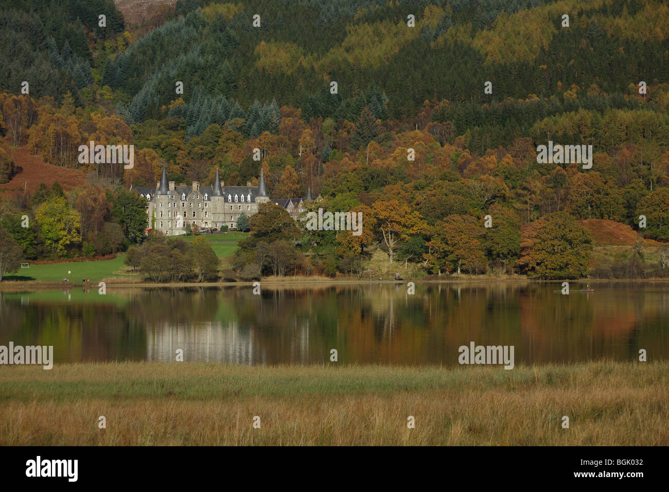 Tigh Mor Holiday Homes, ehemals Trossachs Hotel, am Loch Achray im Herbst, Loch Lomond and Trossachs National Park, Stirling, Schottland, Großbritannien Stockfoto