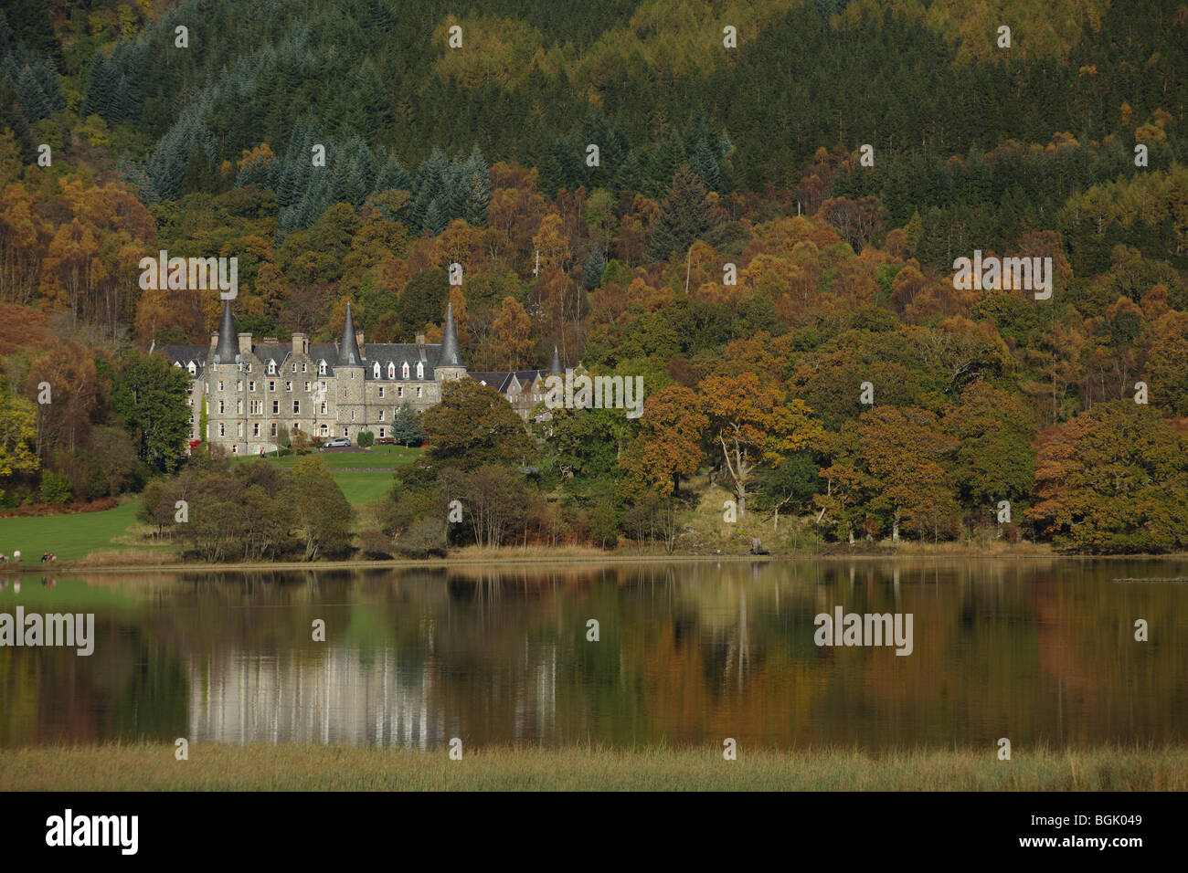 Tigh Mor Holiday Homes, ehemals Trossachs Hotel, am Loch Achray im Herbst, Loch Lomond and Trossachs National Park, Stirling, Schottland, Großbritannien Stockfoto