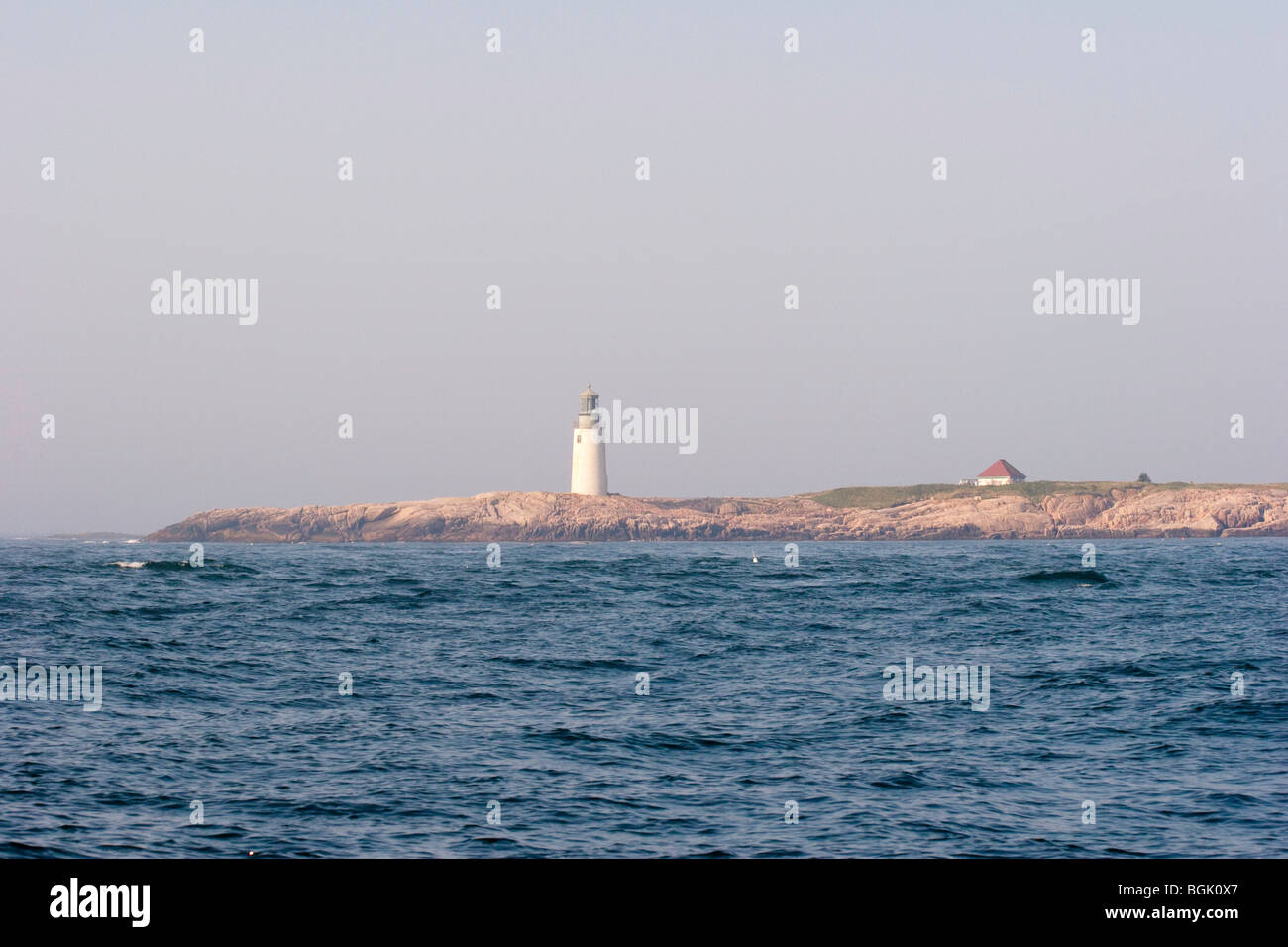 Elch-Peak Leuchtturm an einem dunstigen Tag an der Küste von Maine Stockfoto