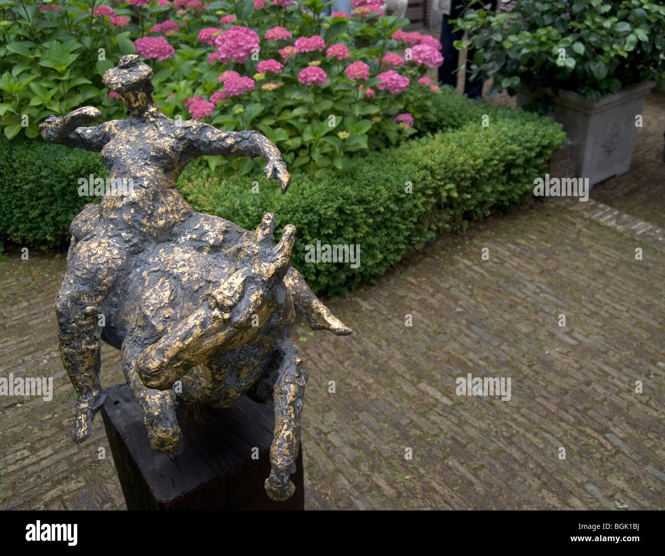 Skulptur in Bronze einer Figur auf dem Pferd in einem Garten von Amsterdam, öffentlich zugänglich auf Öffnen Garten Tag in Amsterdam Stockfoto