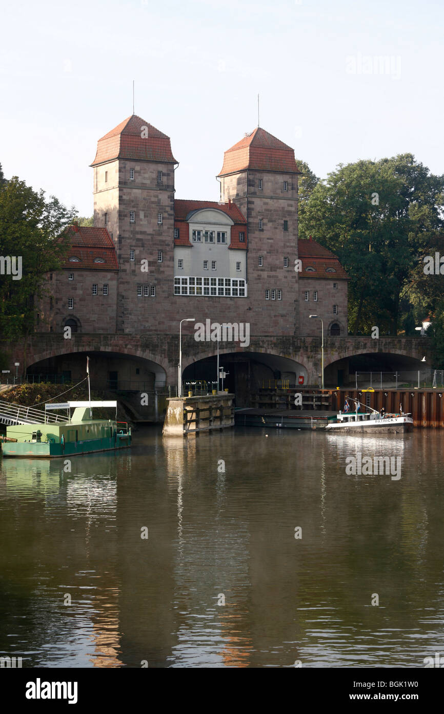 Minden, Wasserstraßenkreuz Zwischen Mittellandkanal Und Weser, Schachtschleuse Mit Schiff, Blick Vom Unterwasser Stockfoto