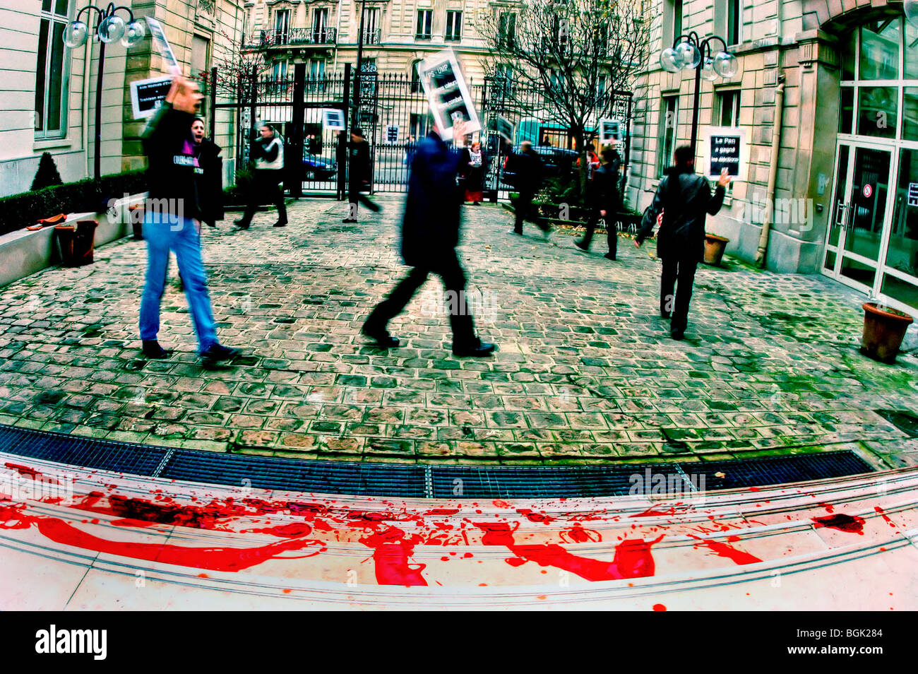 PARIS, Frankreich - Militante der N.G.O. DEMONSTRIEREN Sie Demonstranten, protestieren Sie vor dem Hauptquartier der Sozialistischen Partei, protestieren Sie gegen Pandemiemenschen, kollektive Aktionen, NGO Stockfoto