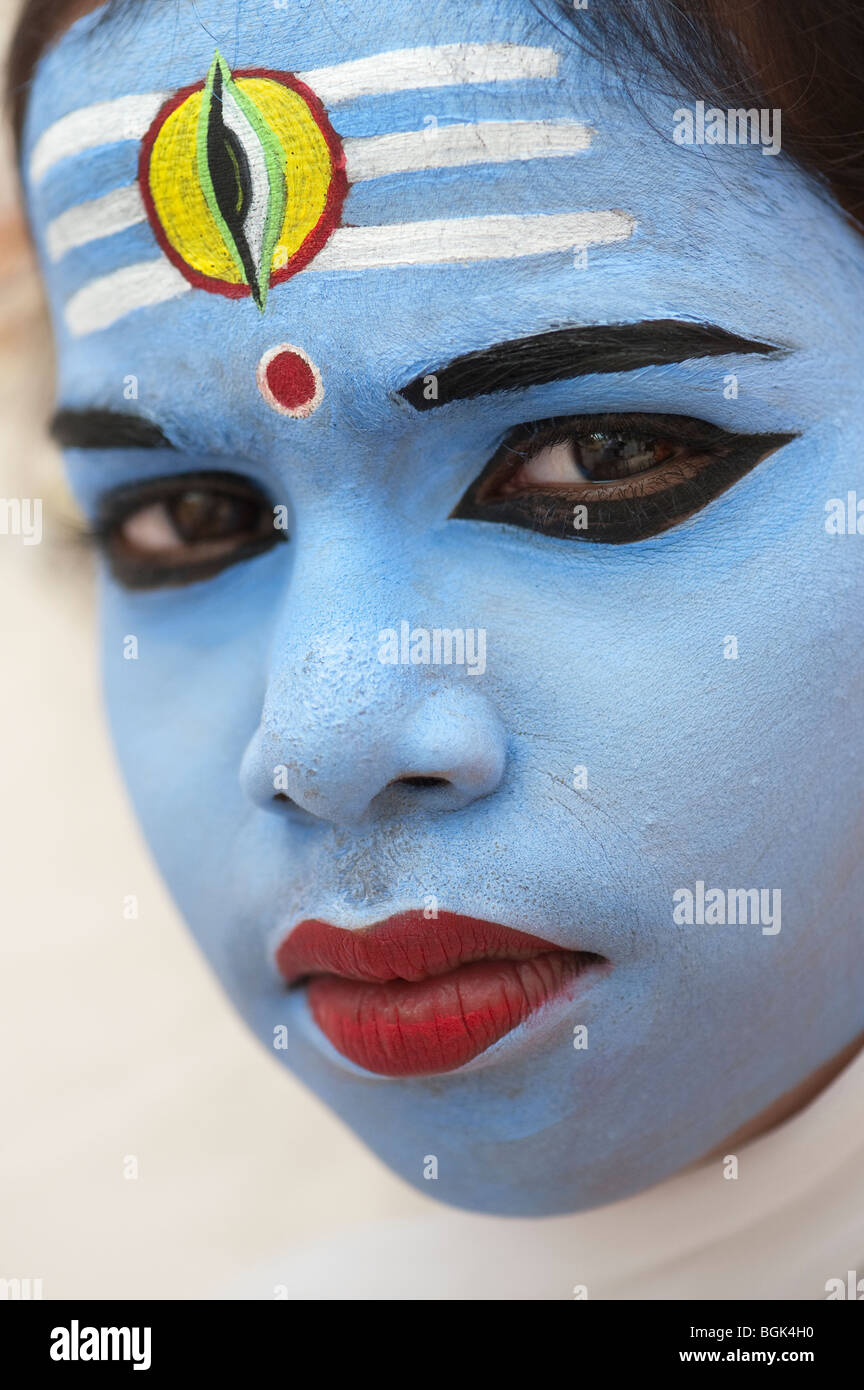Indisches Mädchen, Gesicht gemalt als Hindu Gott Shiva. Indien Stockfoto