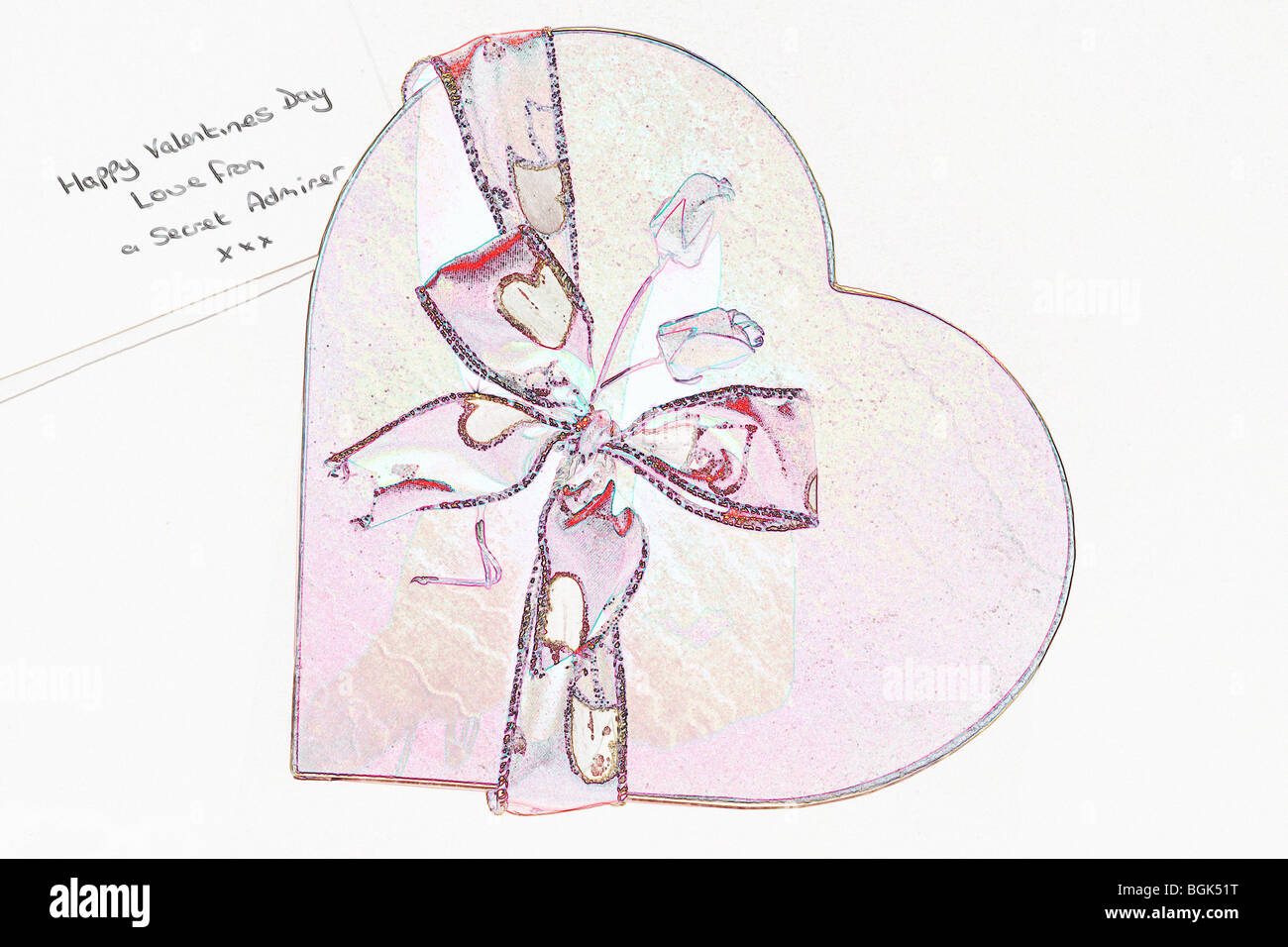 Herzförmige Box mit Band und Rosen Nachricht von geheimer Bewunderer für einen Glücklichen Valentinstag, Valentinstag Stockfoto