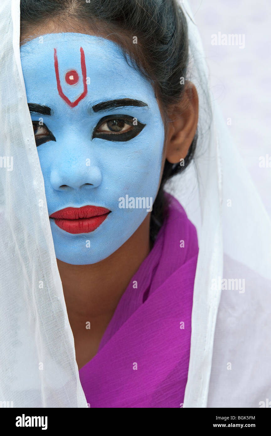 Indisches Mädchen, Gesicht gemalt, der hinduistische Gott Krishna. Indien Stockfoto Indisches Mädchen, Gesicht gemalt, der hinduistische Gott Krishna. Indien Stockfoto