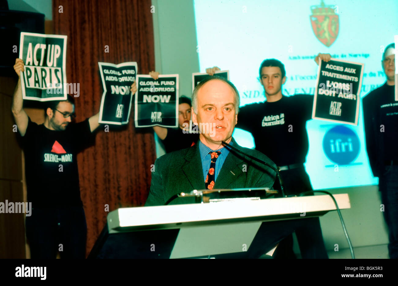 Paris, Frankreich - AIDS-Aktivisten des Act up-Paris protestieren gegen die World Heath Organization (W.H.O.), um Lobbyarbeit zu leisten, Freiwillige in Europa, Act Up Poster, internationale Menschen in Treffen, den Globalen Fonds zur Bekämpfung von AIDS, franzosen in hiv Aids Stockfoto