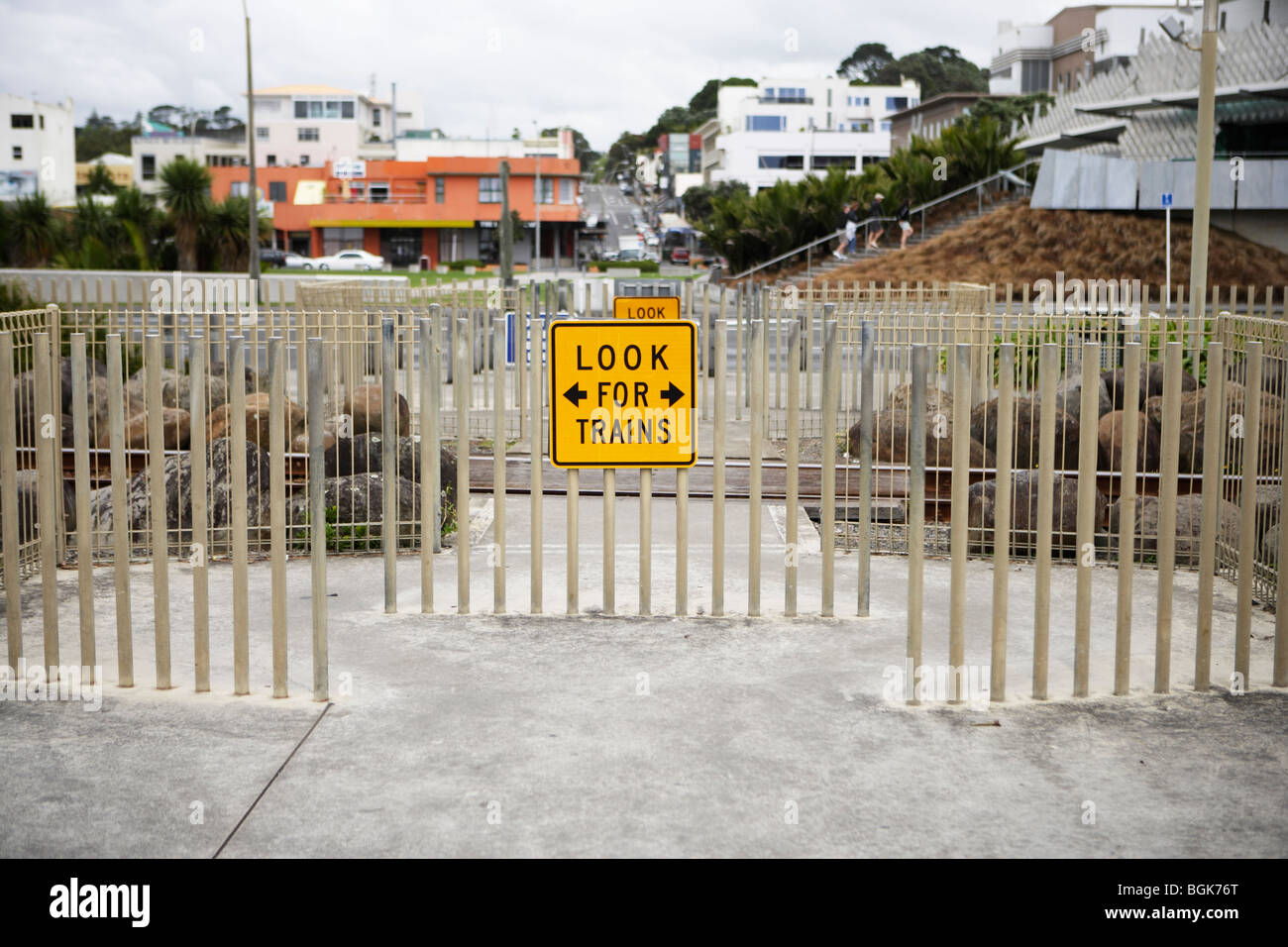 Suchen Sie nach Züge Warnzeichen, Fußgängerüberweg, New Plymouth, Neuseeland Stockfoto
