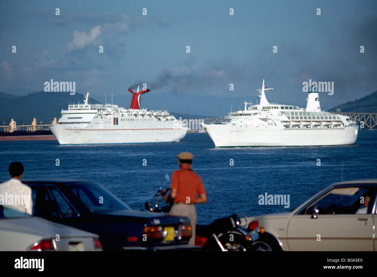 Kreuzfahrtschiffe im Hafen von Vancouver Hafen verlassen / Hafen, BC, Britisch-Kolumbien, Kanada - Burrard Inlet Stockfoto