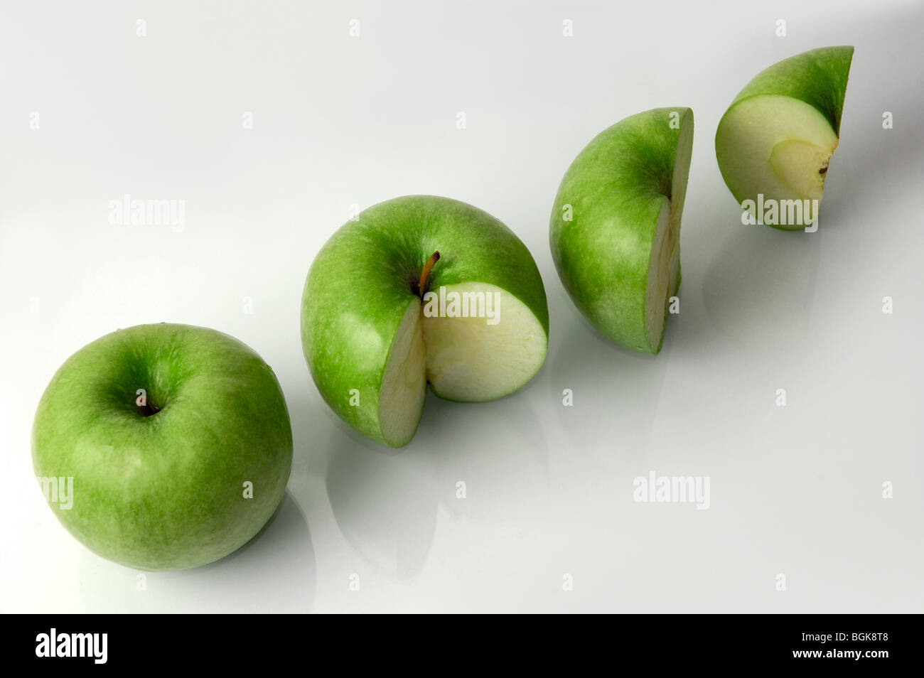 Vier grüne Äpfel Prozentsatz Konzept, Gewinn oder Verlust, 100 %, 75 %, 50 %, 25 %, insgesamt 3/4, halbe, Viertel Stockfoto