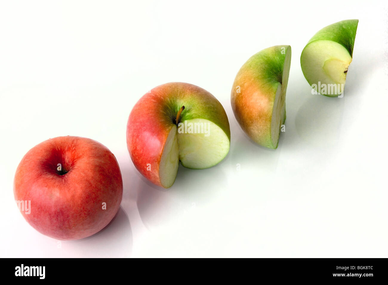 Vier Äpfel aus rot und ganze Viertel Grün man isoliert auf weißem Hintergrund, Prozentsatz Konzept, Gewinn oder Verlust Stockfoto