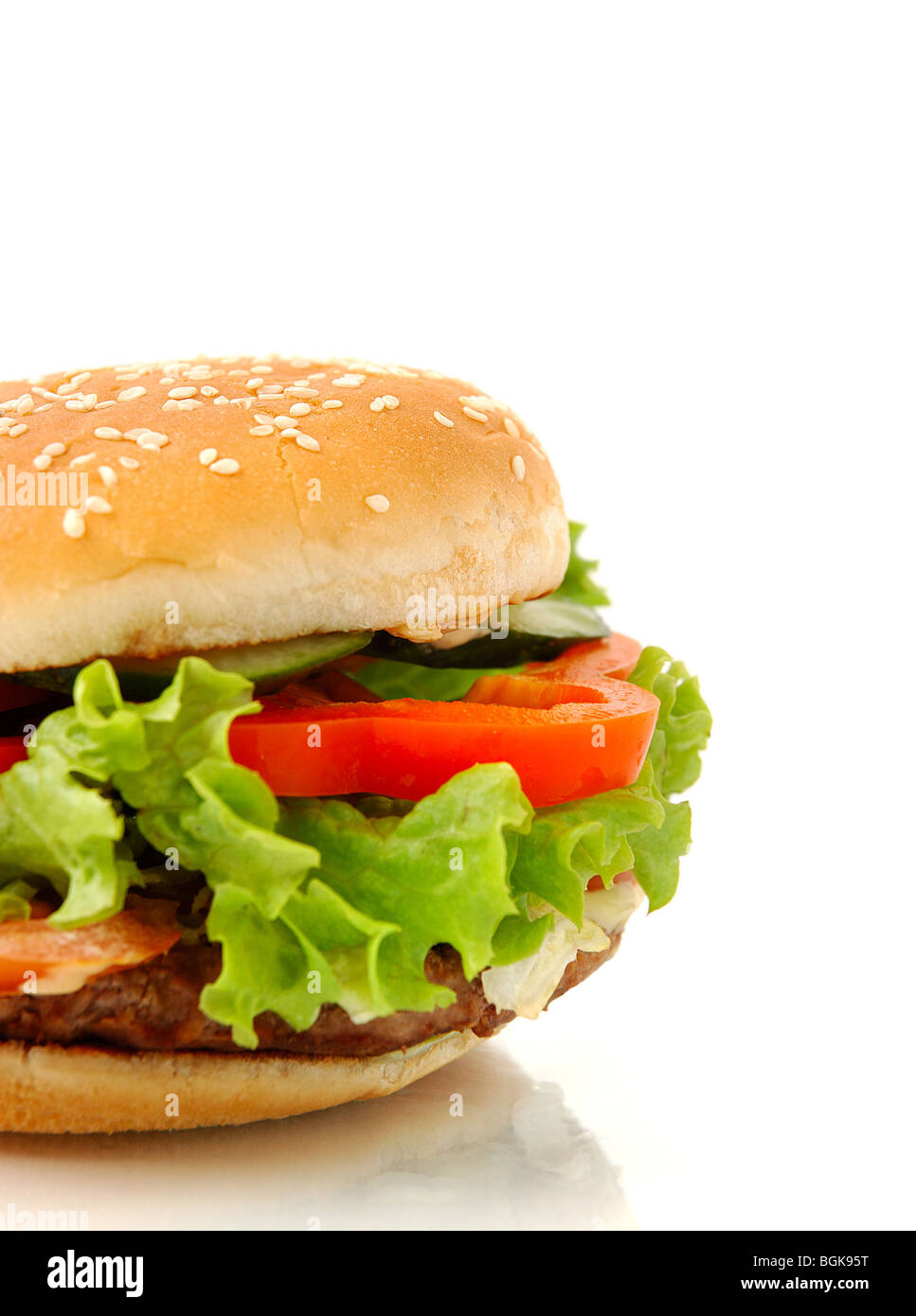 Großen appetitlichen Hamburger mit Gemüse Nahaufnahme isolierte Junk-Food auf weißem Hintergrund-Seitenansicht Stockfoto