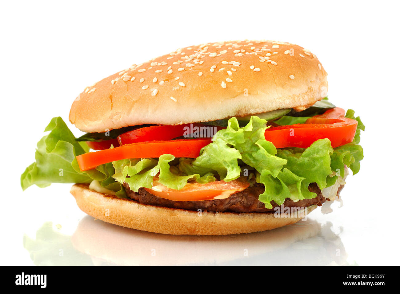 Großen Hamburger mit Gemüse Nahaufnahme isoliert Stockfoto