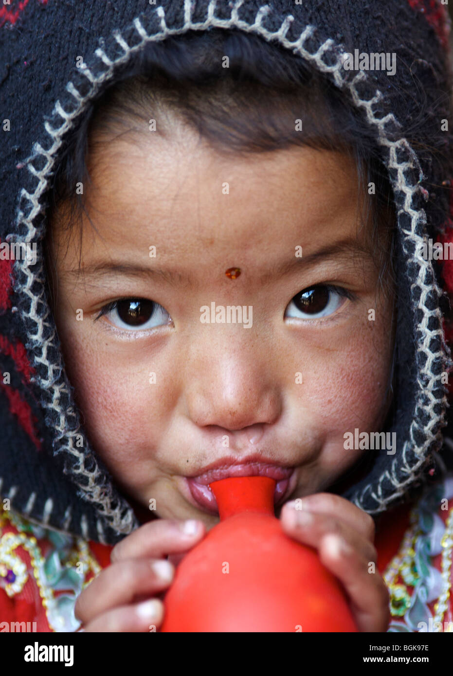 Nepalesische Boy Sprengung eine Ballon-Himalaya-Nepal-Asien Stockfoto