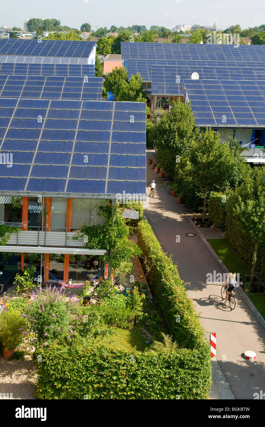 Dächer mit Solaranlagen, ökologische Vauban-Viertel in Freiburg, Baden-Württemberg, Deutschland, Europa Stockfoto