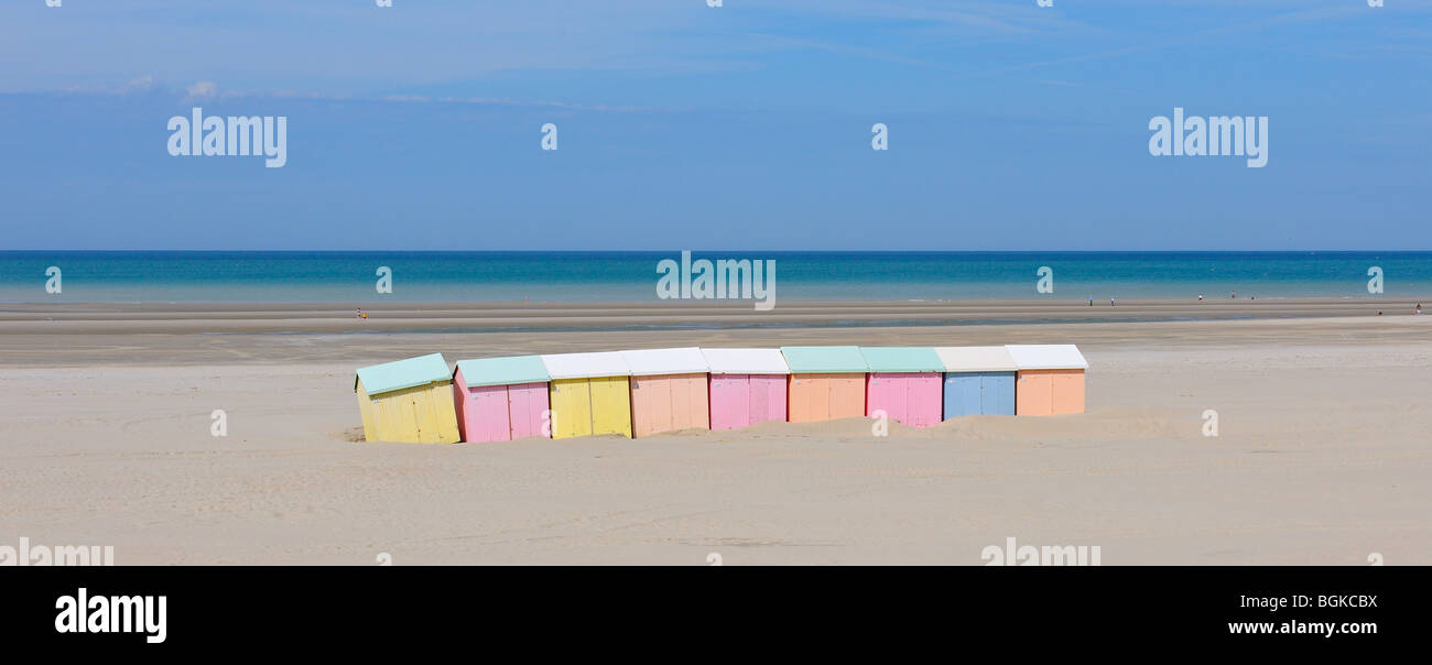 Reihe von bunten Strandkabinen in Pastellfarben entlang der Nordsee in Berck, Côte d ' Opale, Pas-de-Calais, Frankreich Stockfoto