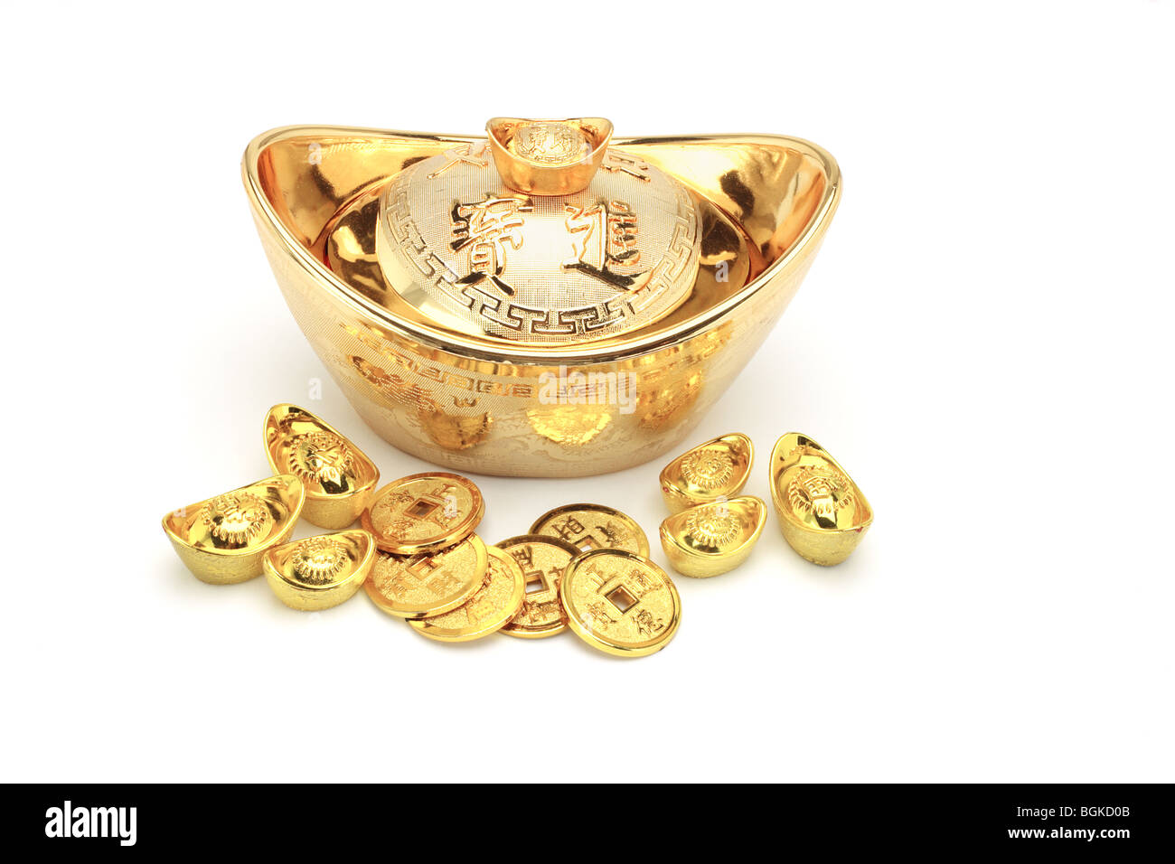 Chinesisches Neujahr gold Münzen und Barren Ornament auf weiß Stockfoto