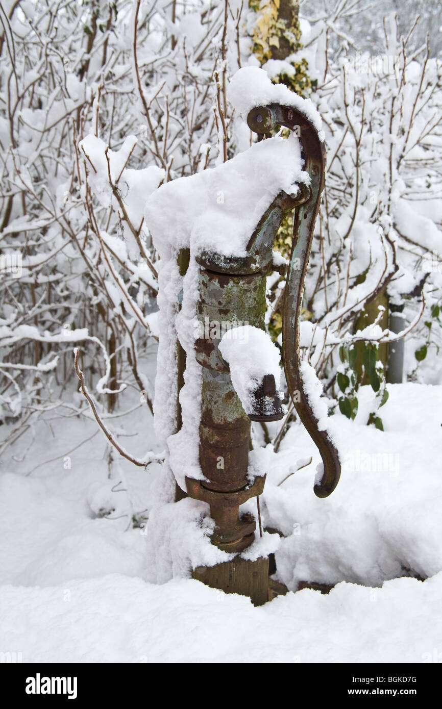 Schneebedeckte Routinier Wasserpumpe, Hampshire, England Stockfoto