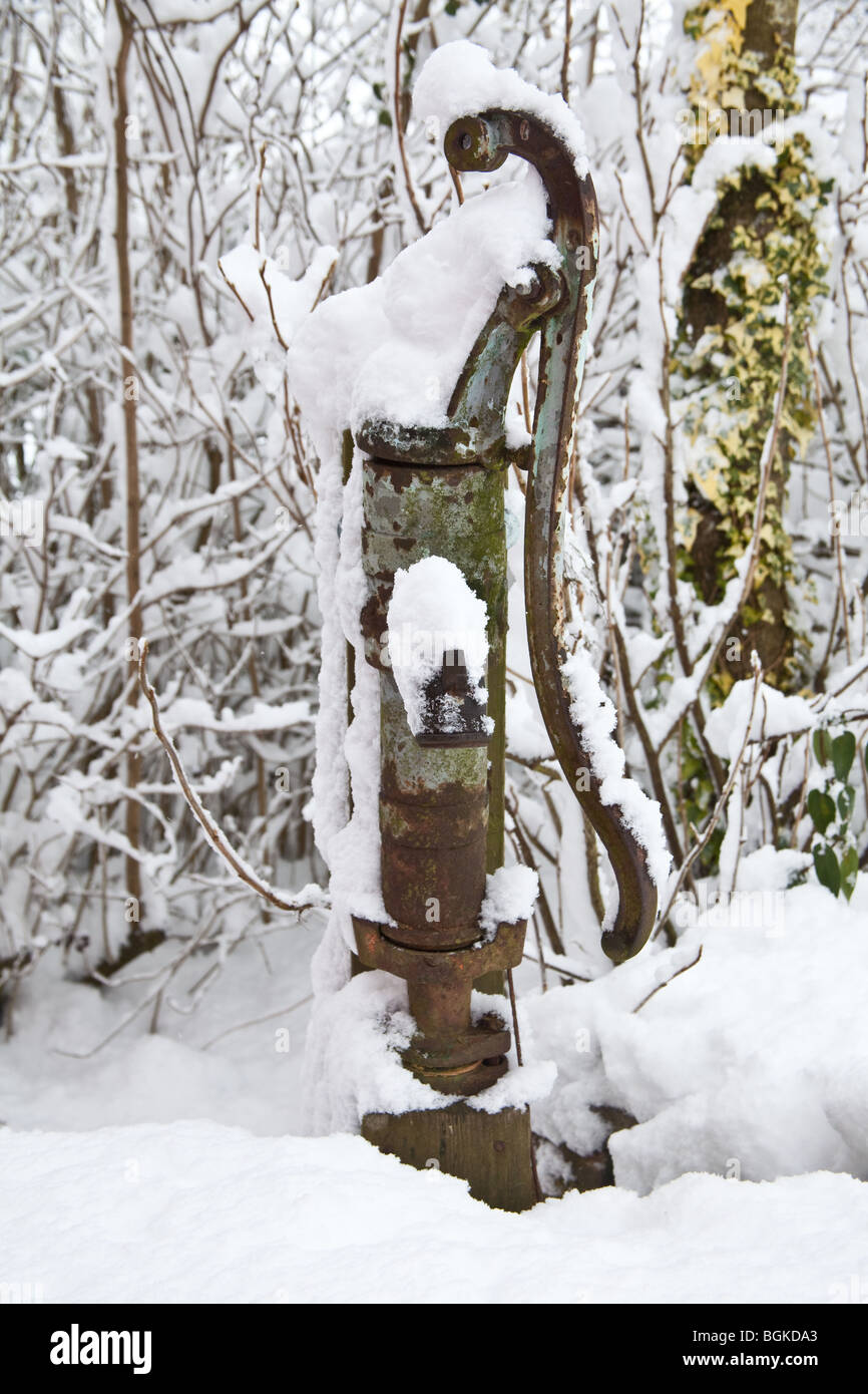 Schneebedeckte Routinier Wasserpumpe, Hampshire, England Stockfoto