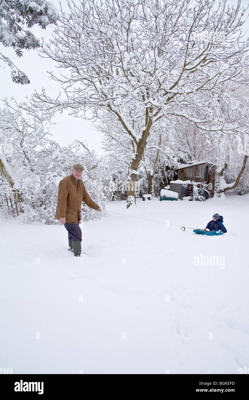 Schlittenfahren oder Rodeln im Schnee, Hampshire, England. Stockfoto