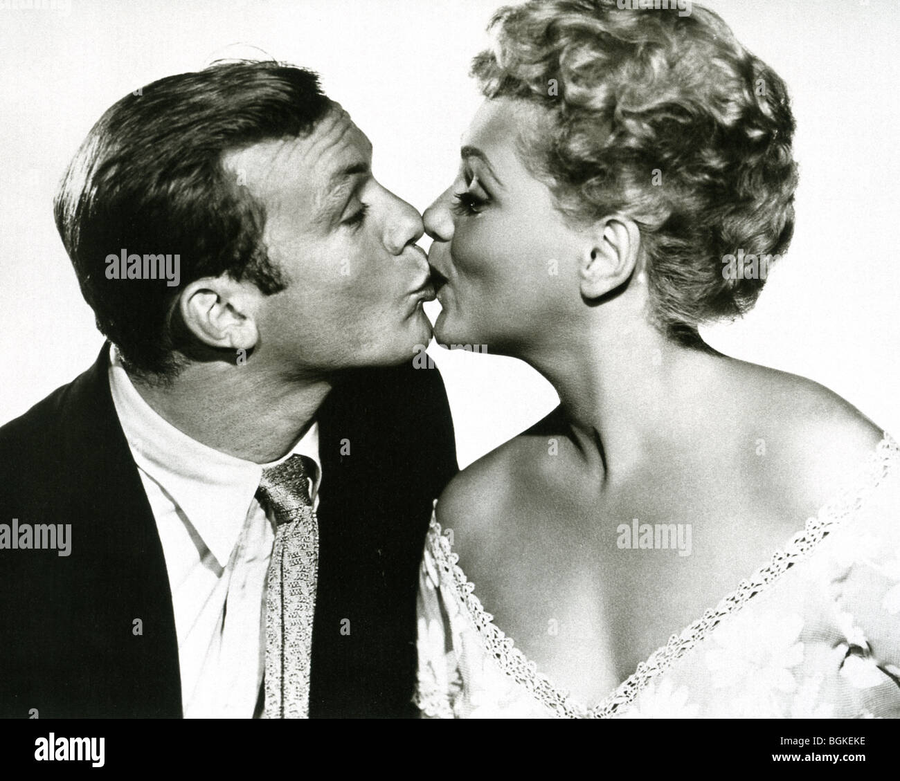 DIE VERHEIRATEND Art - 1952 Columbiua Film mit Aldo Ray und Judy Holliday Stockfoto