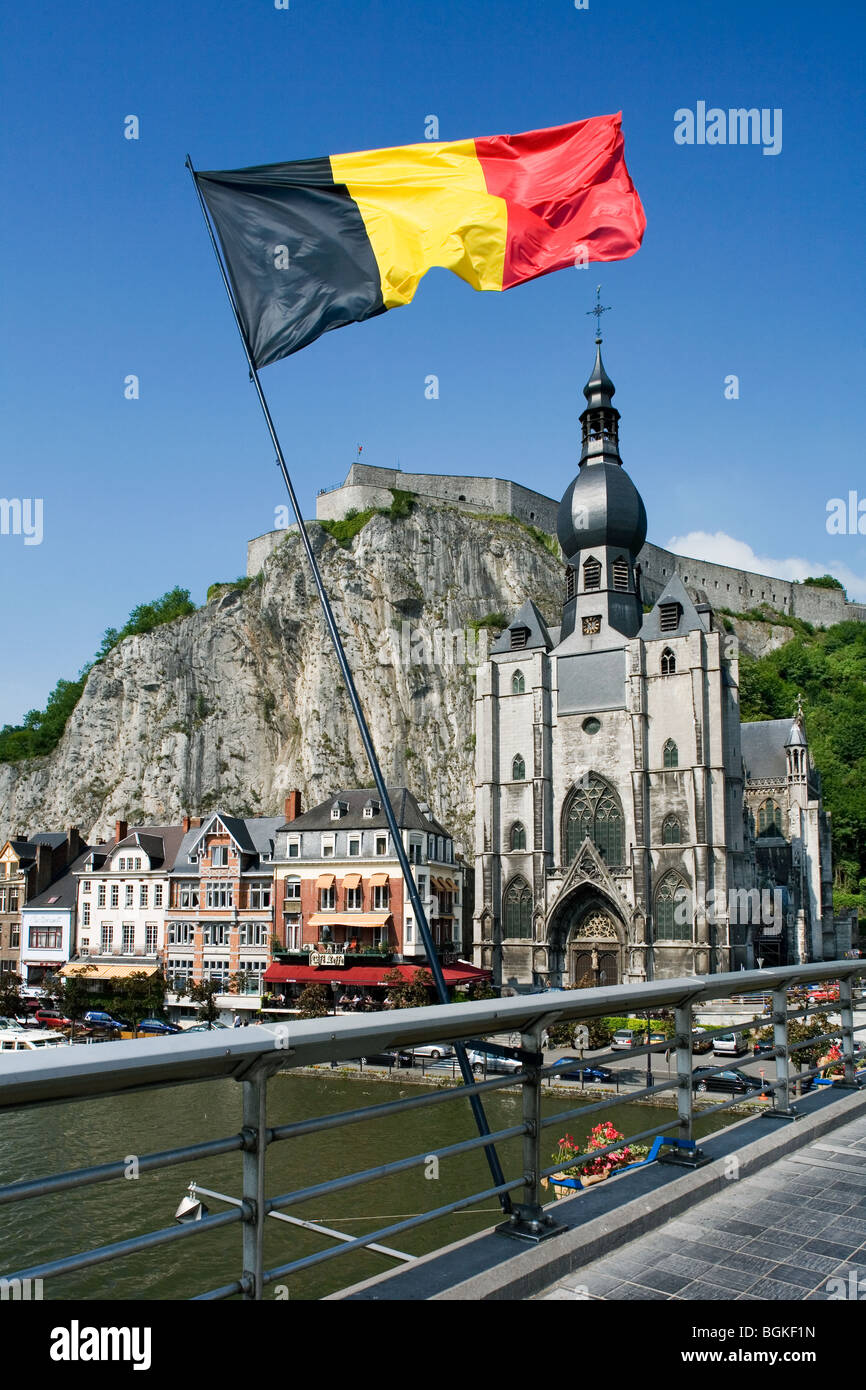 Die Zitadelle und die Stiftskirche Notre-Dame / Collegiate Church of Our Lady entlang der Maas bei Dinant, Belgien Stockfoto