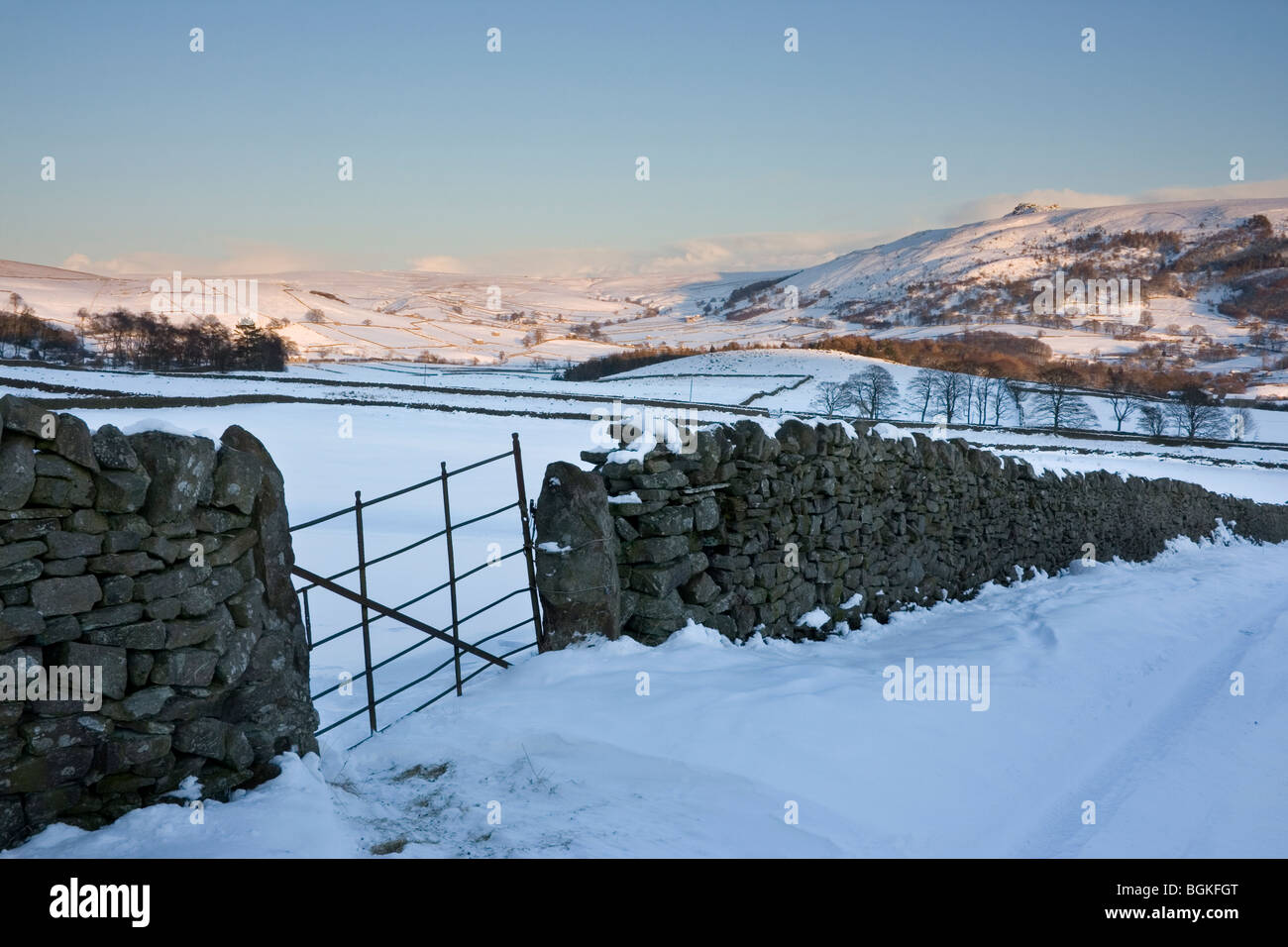 Eine winterliche Szene deckt wie Schnee Upper Wharfedale, mit Blick auf die Trockenmauer auf Simons Sitz. Stockfoto