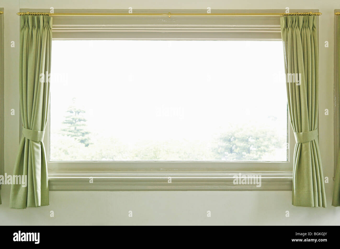 Mit grünen Vorhänge Fenster Stockfoto