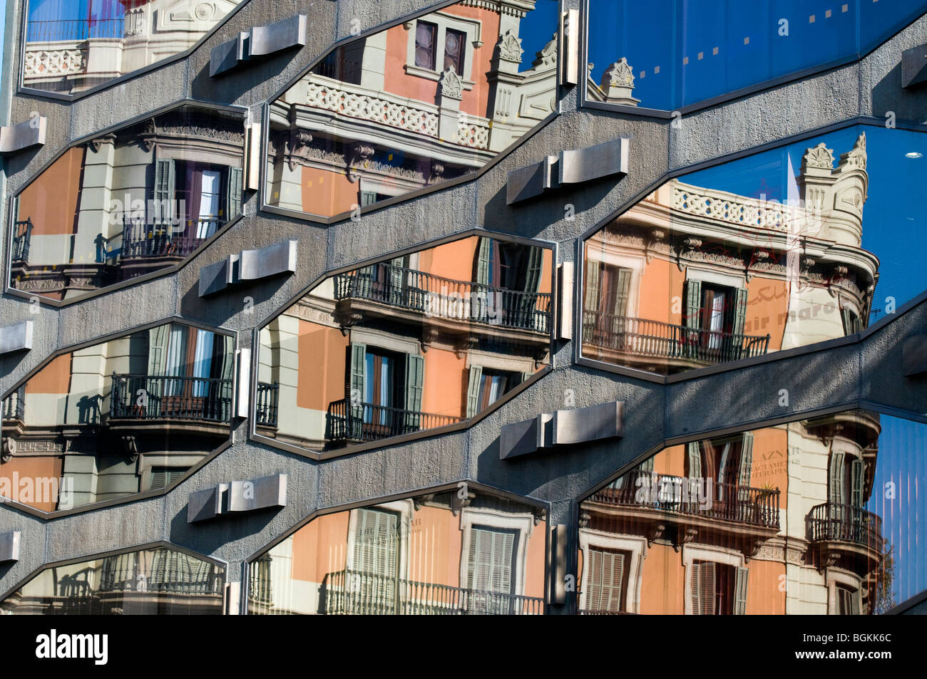 Neu- und Altbauten Reflexion in Plaça de Urquinaona, Barcelona, Katalonien, Spanien Stockfoto