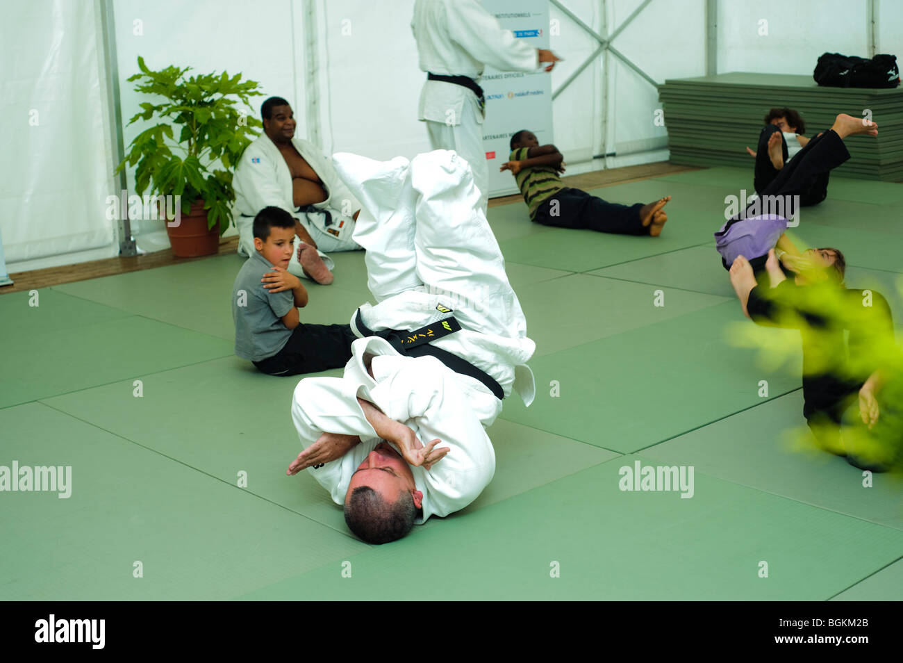 Paris, Frankreich - Behinderte Athleten Lehrer unterrichten Kinder in Karate-Klasse am Schulsporttag Stockfoto