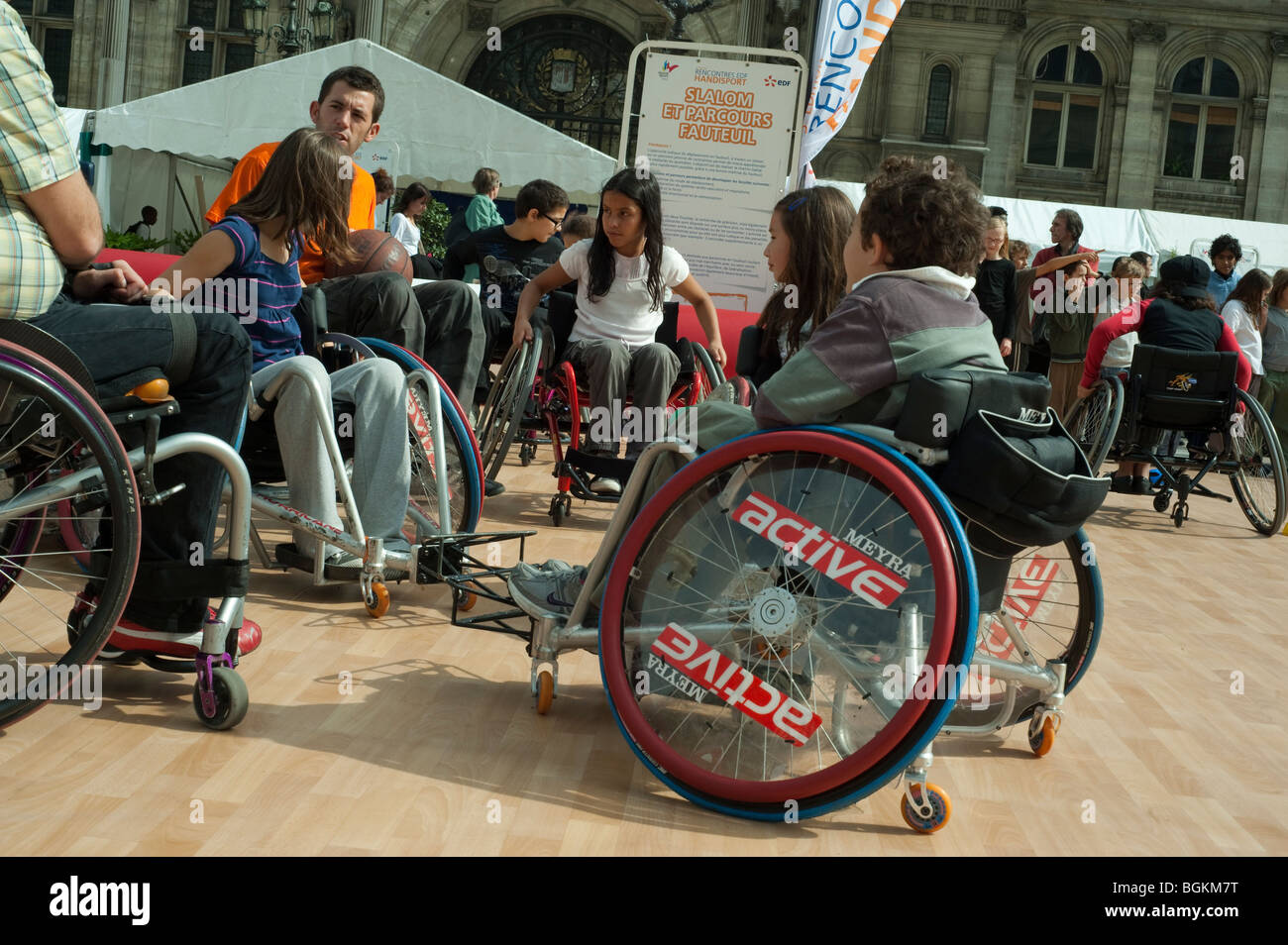 Paris, FRANKREICH - Gruppe französischer Teenager mit behindertem Athleten-Instruktor, der in Basketballkurs unterrichtet. Schulsport-Tag spezielle Bedürfnisse Übung, viel High School Stockfoto