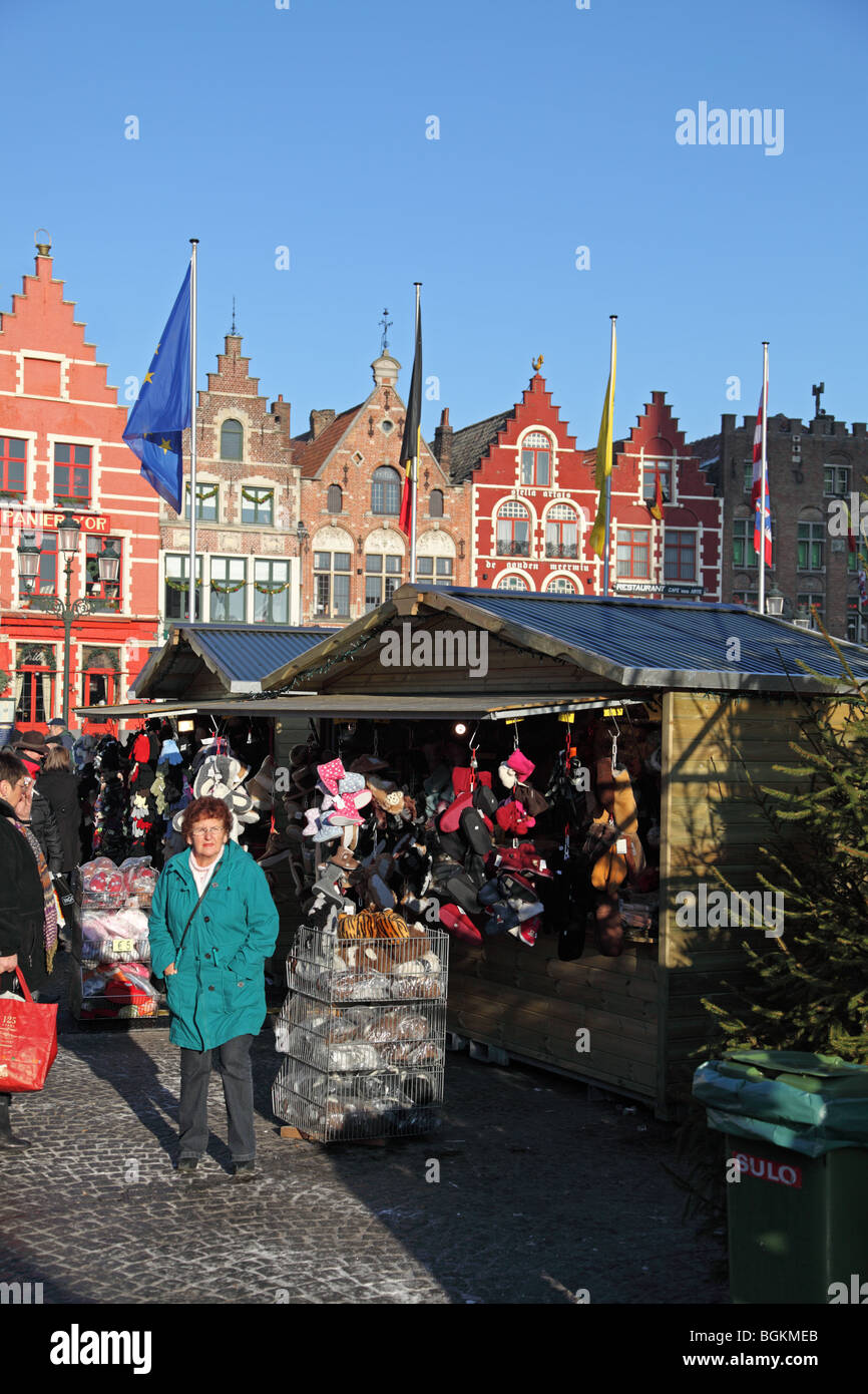 Stände auf dem Weihnachtsmarkt in der 13C-Markt in Brügge Stockfoto