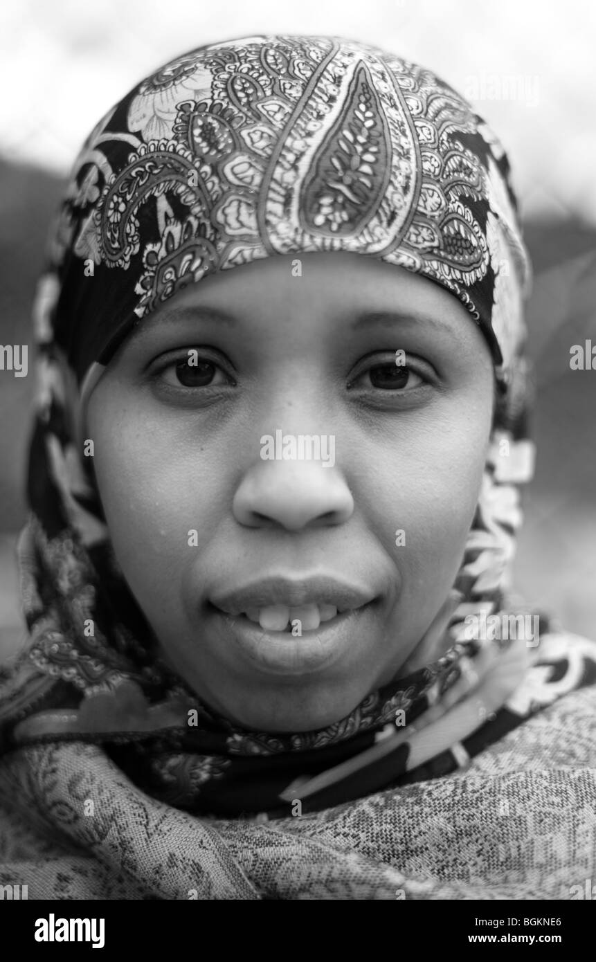 Junge schwarze muslimische Frau fotografiert in Vauxhall South London uk Stockfoto