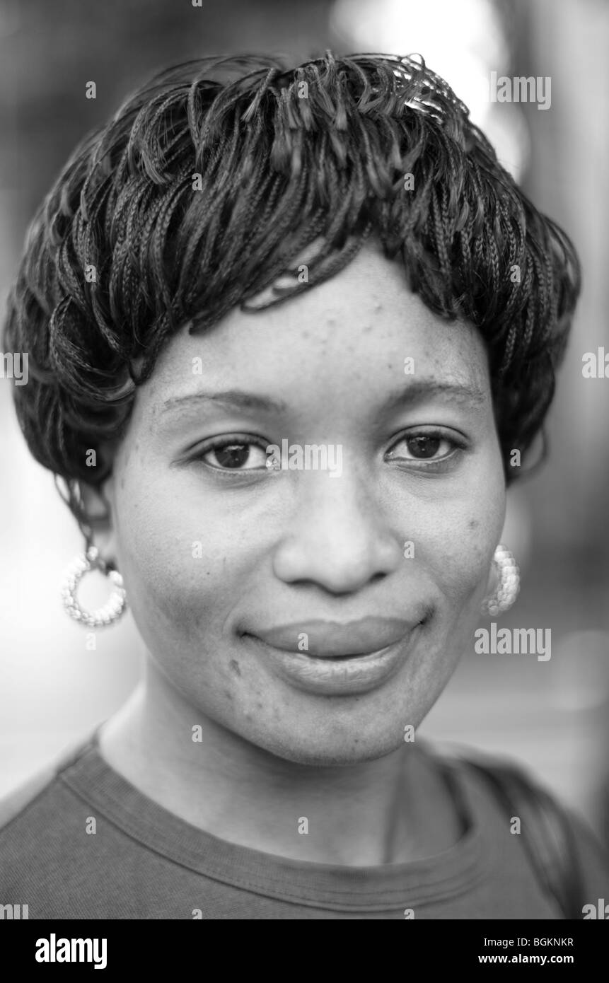 Junge Afro-Karibische Frau fotografiert in Süd-London Vauxhall Stockfoto